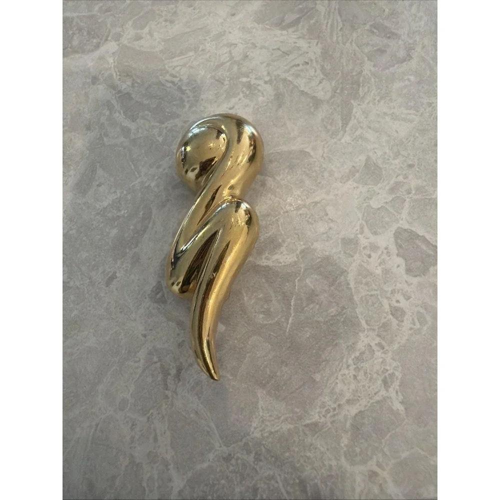 1980S Gold Tone Vintage Brooch with an abstract modernist swirl shape